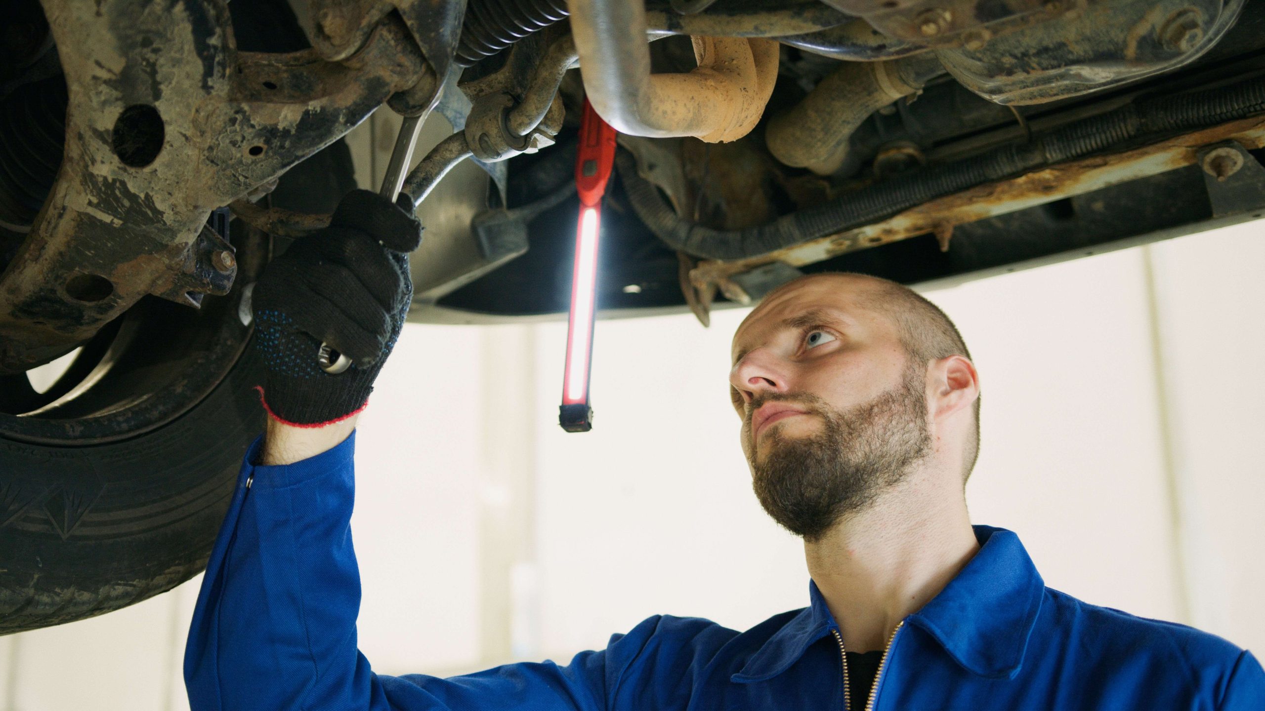 tech under car